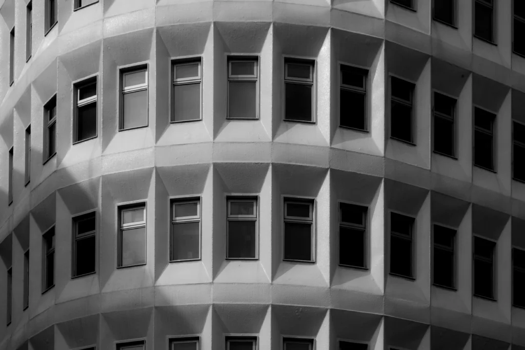 Edificio con estilo arquitectónico moderno brutalismo