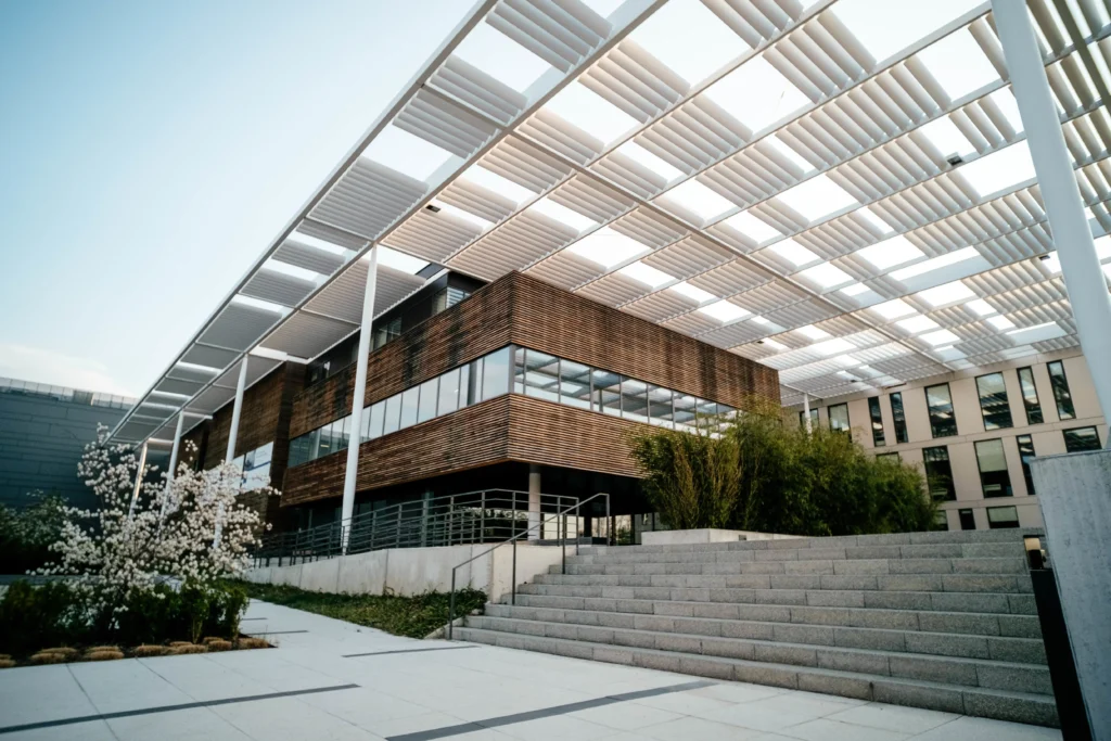 Edificio de oficinas con estilo arquitectónico moderno internacional