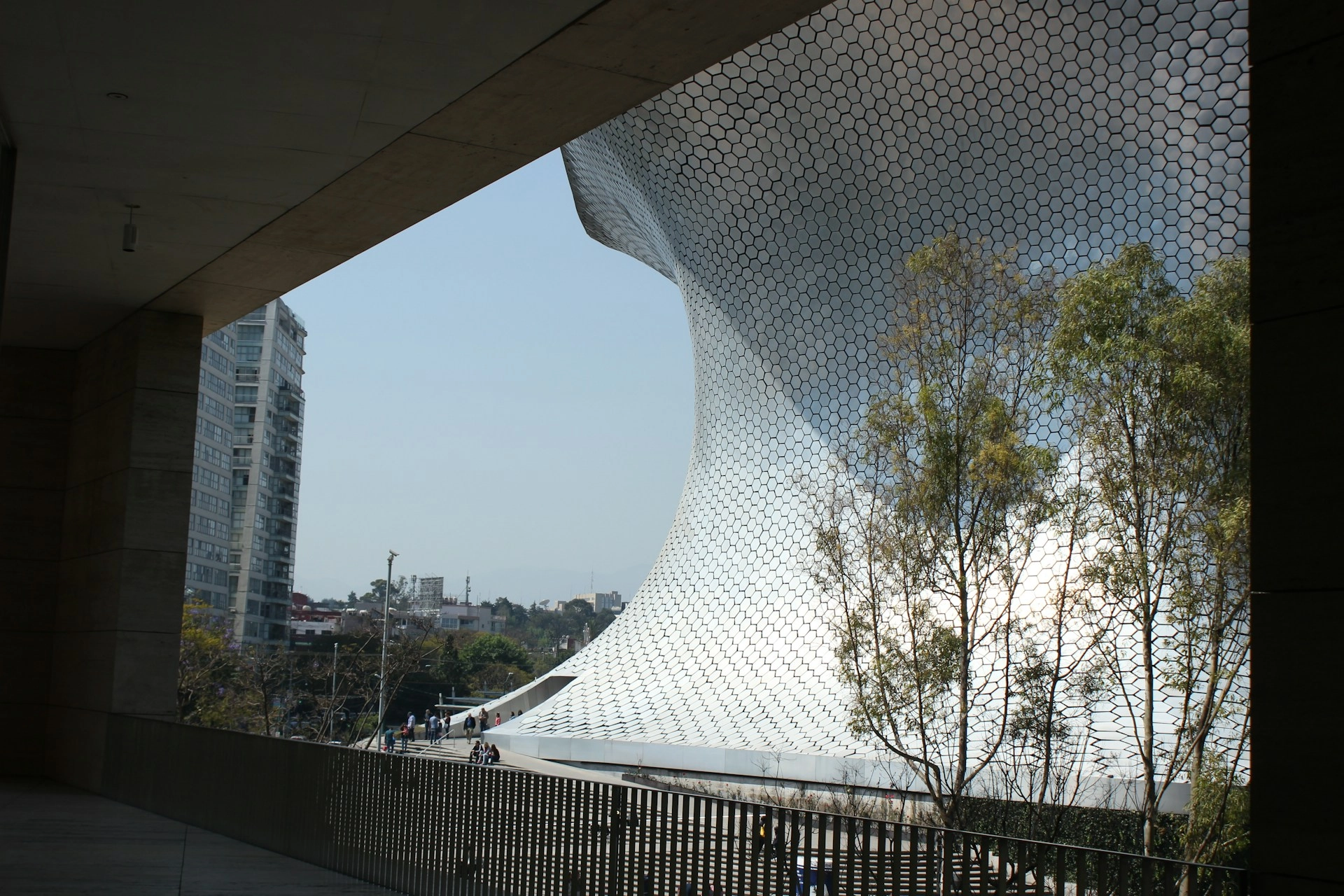 Vista del Museo Soumaya desde Museo Jumex en Ciudad de México