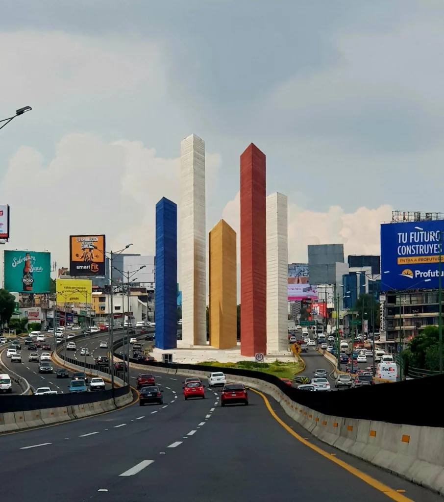 Vista de las Torres de Satélite desde carretera en Ciudad Satélite, Estado de México