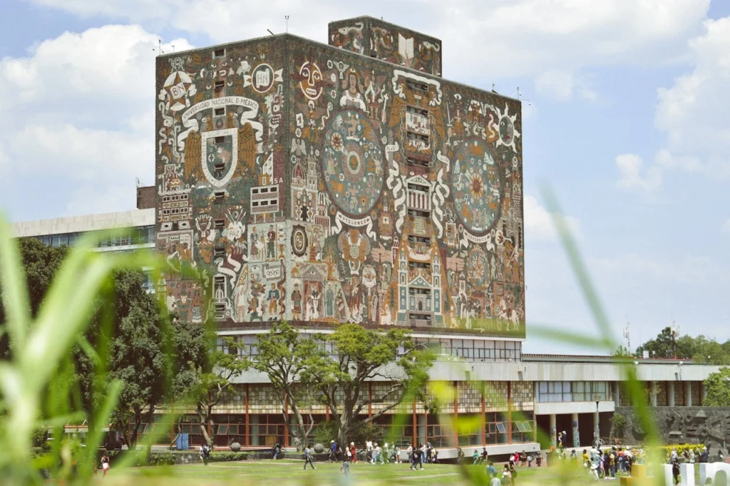 Vista de la Biblioteca Central de la UNAM en Ciudad de México