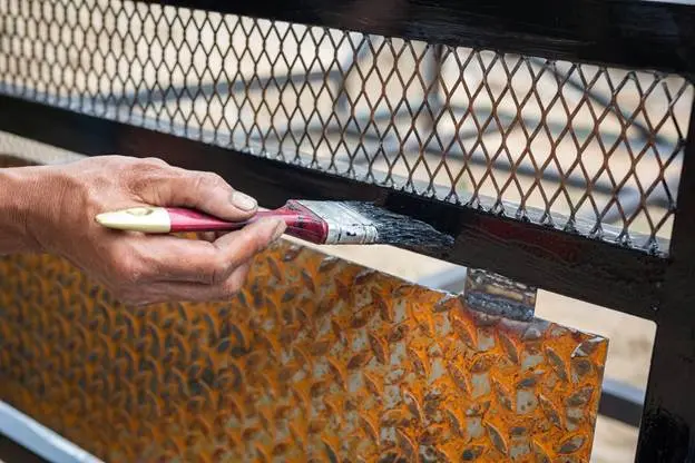 Con qué pintura se pinta el metal en reja exterior con brocha y acabado protector