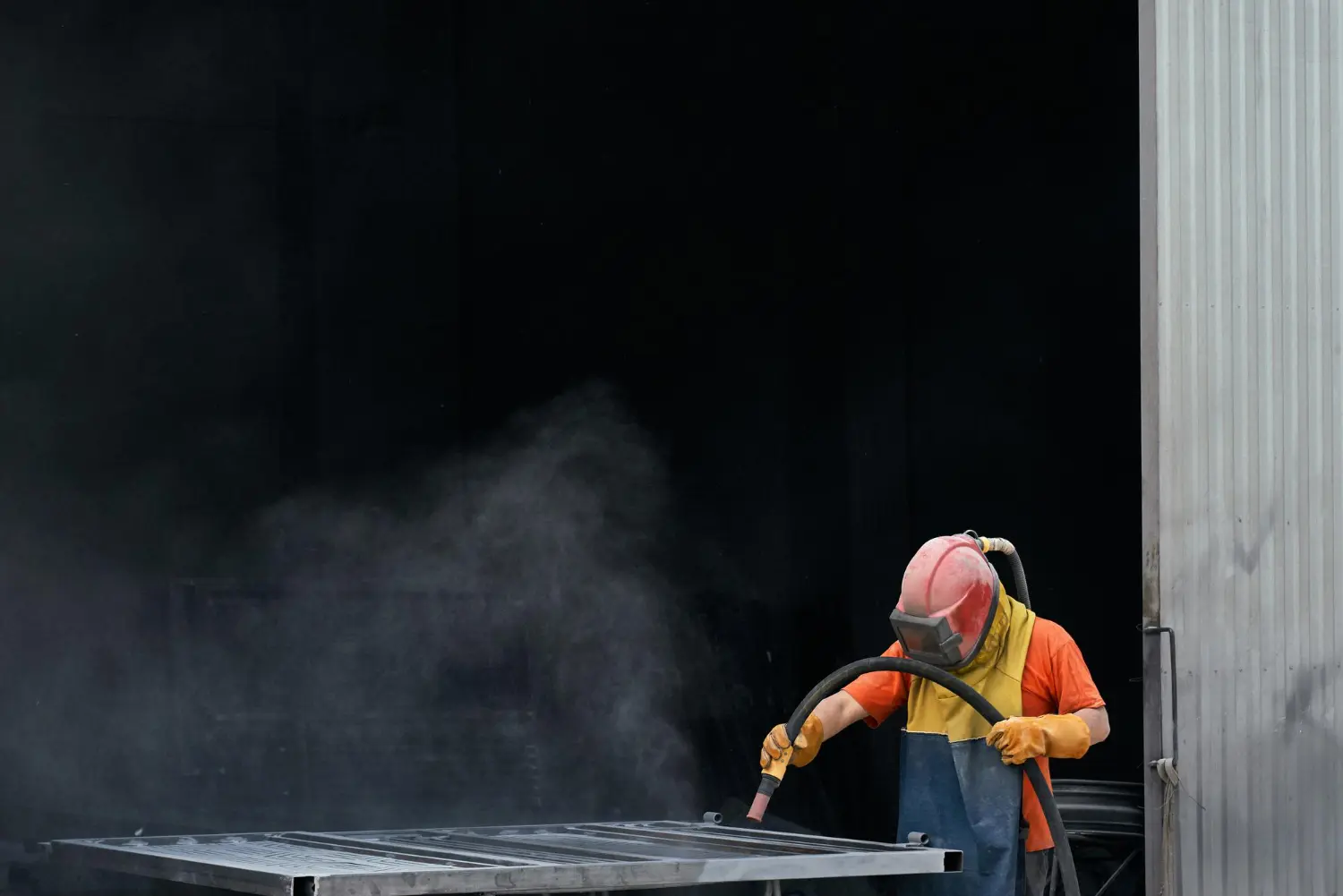 Aplicación de pintura industrial en estructura metálica como parte del mantenimiento de recubrimientos